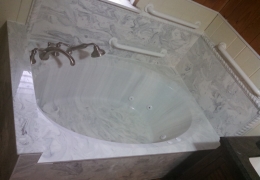 large jetted tub.jpg
